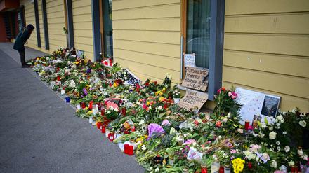 Vor dem Oberlinhaus liegen Blumen und Beileidsbekundungen. In der diakonischen Einrichtung waren am 28.04.2021 vier Menschen getötet und eine Person schwer verletzt worden.