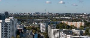 Blick über die Hochhäuser Marzahns bis zum Fernsehturm am Alexanderplatz in Berlin.