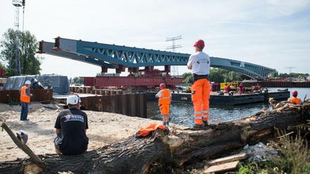 Ein Brückenteil für die neue Spreebrücke wird am 26.August 2015 zwischen Ober- und Niederschöneweide über die Spree geschoben. 