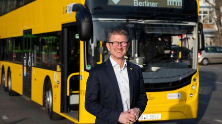 Rolf Erfurt, Vorstandsmitglied bei der BVG, steht vor einem BVG-Doppeldecker Bus der neuen Generation.