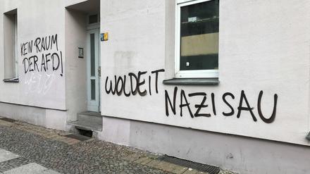 Unbekannte Täter hinerließen diese Schriftzüge an der Fassades des AfD-Politikers Karsten Woldeit.