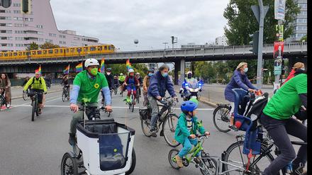 Mehrere hundert Radfahrer waren auf der "Kreisfahrt" des ADFC dabei, wie hier am Mehringdamm.