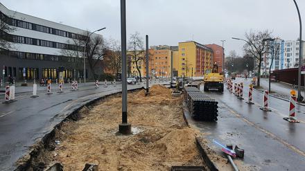 Die ersten Masten der Oberleitung stehen schon in der Rathenower Straße. 