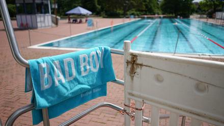 Ein Handtuch mit dem Aufdruck "Bad Boy" liegt auf dem Geländer des Sprungturms im Sommerbad Pankow. (Symbolbild)