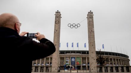 Die Olympischen Ringe hängen an den beiden Türmen vor dem Olympiastadion.