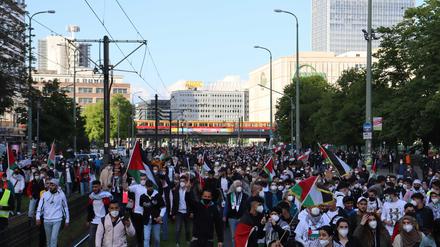 Bei einer pro-palästinensische Demo am Mittwochabend liefen tausende Protestierende durch Berlin. 