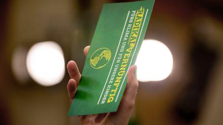 Eine Stimmkarte wird bei der Landesdelegiertenkonferenz der Berliner Grünen in die Höhe gehalten.