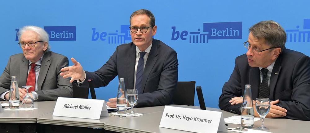 Noch-Charité-Chef Karl Max Einhäupl (li), Regierender Bürgermeister Michael Müller und zukünftiger Charité-Chef Heyo Kroemer im Roten Rathaus in Berlin. 