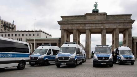 Polizeifahrzeuge am Sonntag vor dem Brandenburger Tor.