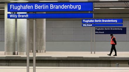 Ein Mitarbeiter der Deutschen Bahn geht auf einem Bahnsteig des Bahnhofes des künftigen Flughafens Berlin Brandenburg. Gleise und Bahnanlagen sind nach Angaben der Deutschen Bahn startklar für den Betrieb. 