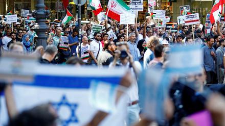 Teilnehmer des israelfeindlichen "Al-Quds-Marschs" 2018 und pro-israelische Gegendemonstranten.