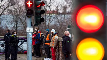 Polizeibeamte haben am Freitag an der Ausfahrt Beusselstraße der A100 Klimaaktivisten festgesetzt.