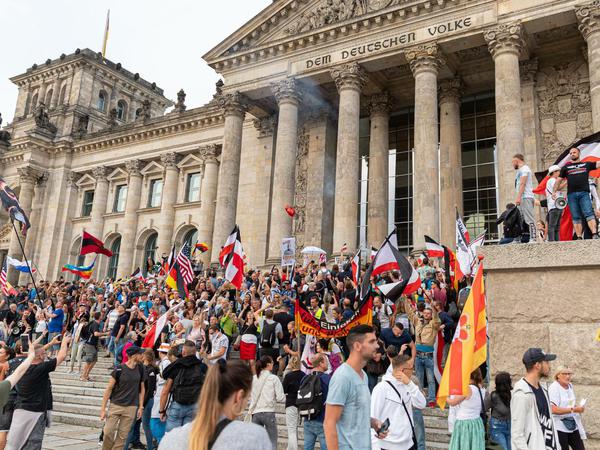 Auf den Stufen des Reichstagsgebäudes: Teilnehmer einer Kundgebung gegen die Corona-Maßnahmen.