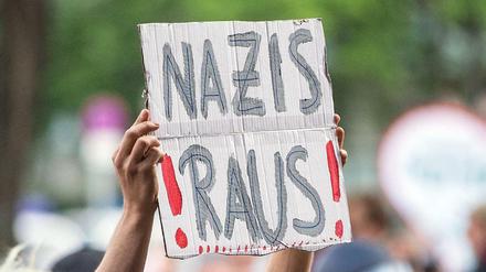 Der Angeklagte hatte Werbeplakate durch Anti-Nazi-Parolen ersetzt.