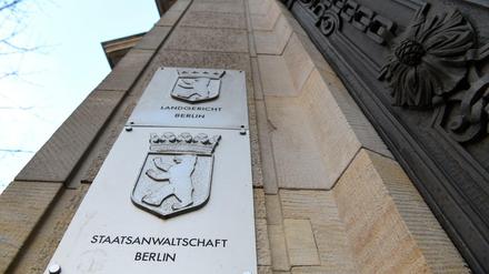 Vor dem Berliner Landgericht hat ein Prozess gegen vier Männer begonnen, die ein älteres Ehepaar um ihre Wohnung betrogen haben.