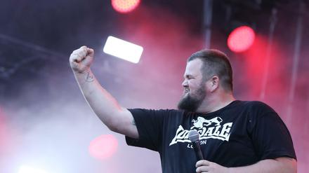 Der Sänger der deutschen Punkband "Feine Sahne Fischfilet", Jan "Monchi" Gorkow.