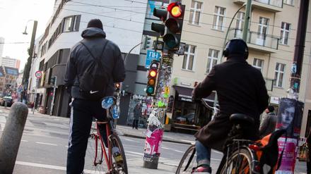 Nicht alle halten an: 1151 Radfahrer erhielten Anzeigen wegen Fahrens bei rotem Ampellicht.