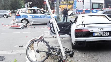 Hier ging es noch einmal glimpflich aus: Ein Unfall mit einem Audi-Sportwagen im August in Kreuzberg.