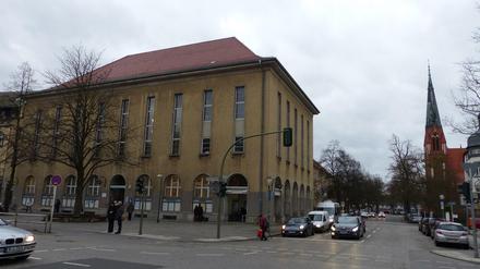Das dringend sanierungbedürftige Rathaus Zehlendorf - ein Fass ohne Boden: 35 Millionen Euro hätte die Sanierung am Ende kosten sollen