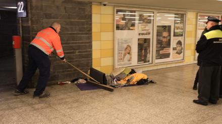 Räumung auf dem oberen Bahnsteig im U-Bahnhof Lichtenberg: Obdachlose dürfen sich dort tagsüber nicht mehr aufhalten.