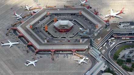 Luftbild es  Hauptterminals am Flughafen Tegel.