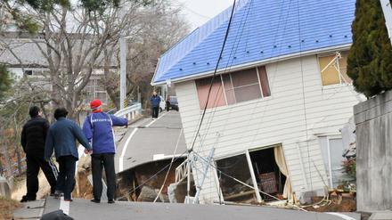 Einwohner begutachten nach der Atomkatastrophe in Fukushima ihre zerstörten Häuser. 