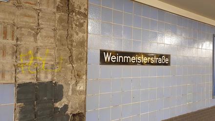 Zentimeterdicke Risse im Bahnhof Weinmeisterstraße an der U8