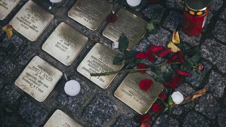 Stolpersteine erinnern in Berlin an Opfer des Holocausts. In Zepernick nun auch an den ermordeten Journalisten Wolfgang Benjamin. (Symbolfoto)