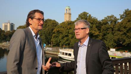Henning Rußbült (links), Überraschungskandidat der Spandauer SPD, mit dem Bezirksbürgermeister und Parteifreund Helmut Kleebank.