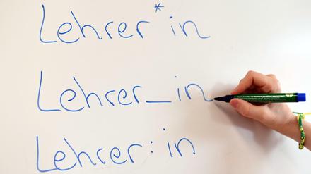 An einem Whiteboard steht das Wort „Lehrer“ in verschiedenen Schreibweisen. Lehrerinnen und Lehrer seien in Berlin „so knapp wie Goldstaub“, sagen Schulleitungen.