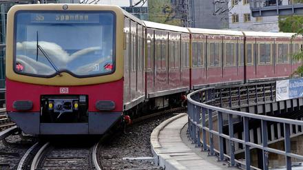 Ein künftiger Betreiber soll verpflichtet werden, den Betrieb der Berliner S-Bahn zunächst für 15 Jahre mit eigenen Fahrzeugen zu übernehmen. Die S-Bahn wehrt sich dagegen.