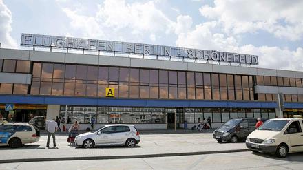 Erst Tegel, nun Schönefeld-Alt: Flughafenchef Mehdorn will das alte DDR-Terminal für Billigflieger offen lassen.