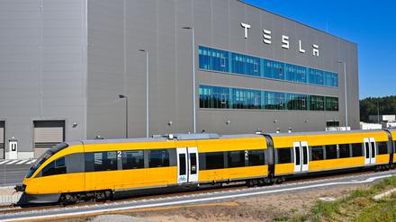 Der neue Shuttlezug von Tesla fährt zum Bahnhof der Tesla Gigafactory Berlin-Brandenburg. Brandenburgs neuer Verkehrsminister R. Genilke (CDU) will sich für einen Fernverkehrs-Haltepunkt am Werk des US-Eketroautobauers Tesla in Grünheide (Oder-Spree) einsetzen.