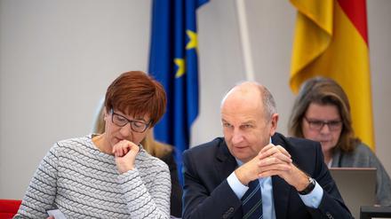 Symbolbild: Dietmar Woidke (SPD), Ministerpräsident von Brandenburg, und Kathrin Schneider (SPD, l), Vorsitzende der Staatskanzlei, unterhalten sich während des Sitzung des Landtags.