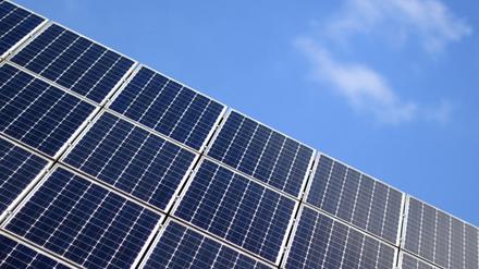 Sonnenstrom vom Dach. In Berlin gibt es bis zu rund 15.000 Euro für eine Photovoltaikanlage und einen Speicher vom Land als Zuschuss aus dem Fördertopf.