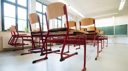 Stühle in einem leeren Klassenzimmer.