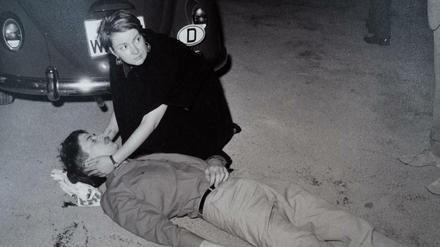 Ein Polizeifoto des sterbenden Studenten Benno Ohnesorg in der Polizeihistorischen Sammlung in Berlin