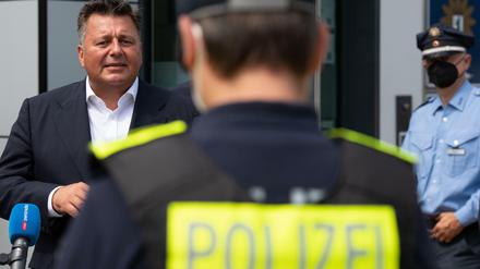 Berlins Innensenator Andreas Geisel (SPD) am Donnerstag an der Polizeiwache auf dem Alexanderplatz.