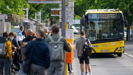 Bei der BVG sind Busse und Bahnen bisher nicht voller als sonst - hier wartende Fahrgäste vor dem Bahnhof Zoo.