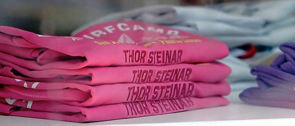 Auch in rosa erhältlich: T-Shirts der bei Rechtsextremisten beliebten Modemarke Thor Steinar - hier im Schaufenster eines Tonsberg Stores.
