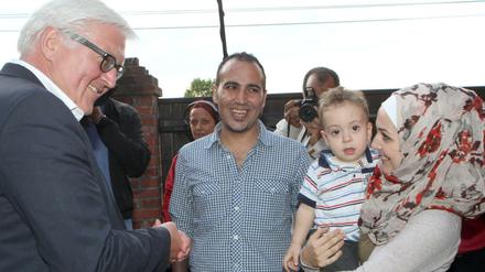 Außenminister Frank-Walter Steinmeier mit der syrischen Familie Shaheen beim Fastenbrechen in Zollchow.