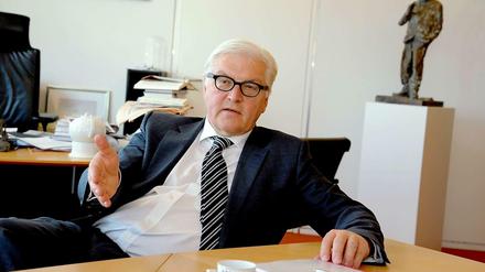 Frank-Walter Steinmeier beim Interview in seinem Bundestagsbüro in Berlin
