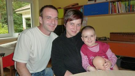 Lena als Zweijährige mit ihren Eltern im Jahr 2011.