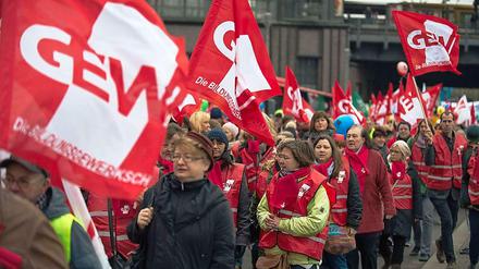 Mitglieder der Gewerkschaft für Erziehung und Wissenschaft (GEW) haben sich zu Tausenden am Alexanderplatz versammelt.