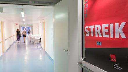 Ein Streik-Plakat hängt in einem Gebäude der Charité während des Ausstandes der Pflegekräfte im Sommer 2015.