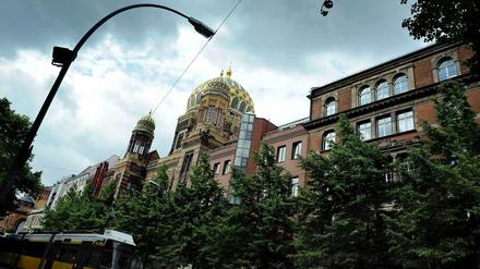 Unter goldenem Dach. Die Synagoge in der Oranienburger Straße ist das Heim der Jüdischen Gemeinde zu Berlin – derzeit aber kein friedliches.