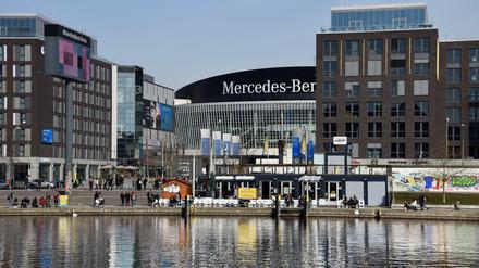 Nahaufnahme: Die Mercedes-Benz-Arena und das Ufer an der East Side Gallery.