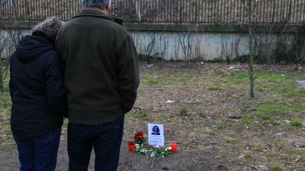 Niedergelegte Blumen am Fundort der ermordeten Susanne Fontaine