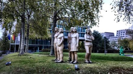 Landsleute. Die Skulptur „WIR“ von Stephan Guber im Garten der Hessischen Landesvertretung.