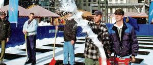 Alle Jahre wieder bringt die Schneekanone Winterstimmung an den Potsdamer Platz. Am gestrigen Freitag begann die Rodelsaison.
